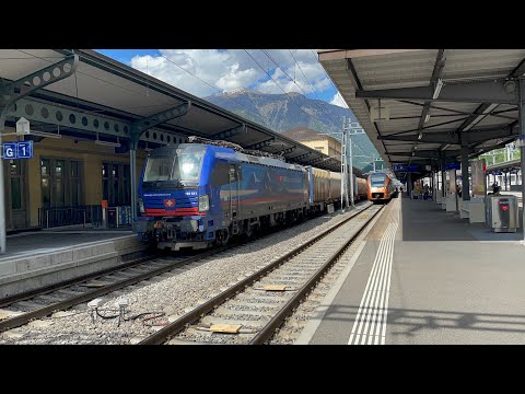 193 521 mit langem Güterzug fährt durch den Bahnhof Bellinzona
