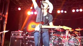Justin Moore-THE ONLY PLACE THAT I CALL HOME (LIVE)