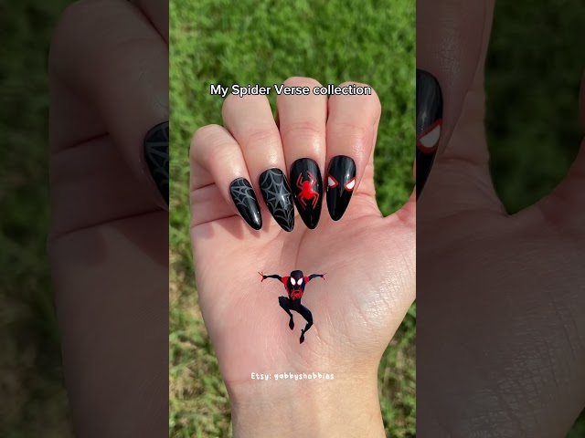Vídeo relacionado con Marvel Pulsera rígida con diseño de Hombre araña en plata de ley con esmalte negro y rojo transparente, 17