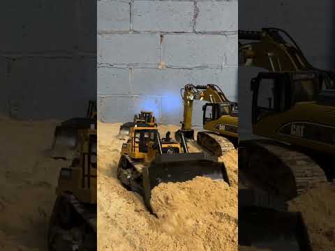 Huina rc dozer doing work ! #construction #huina #dozer