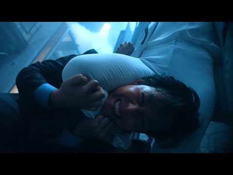 Dominant Woman Easily Beats Up Man, Traps Him With Her Strong Thighs