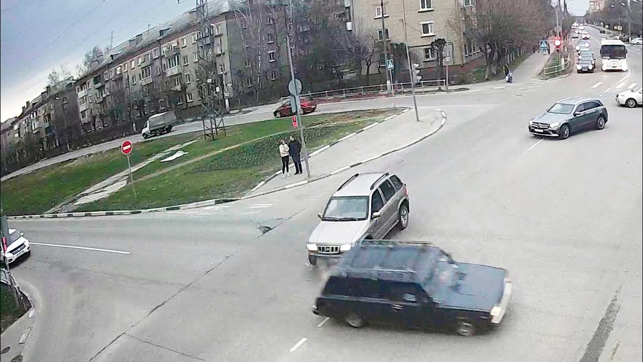 Автоледи подбила жигули на перекрёстке в Серпухове