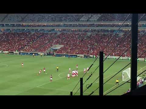 Gol do Lucas Paquetá de falta visto pela arquibancada do Maracanã