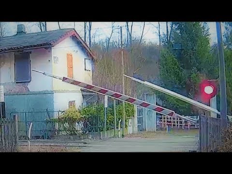 Passaggio a livello Regione Eirole treno in transito # railroad crossing # bahnübergang