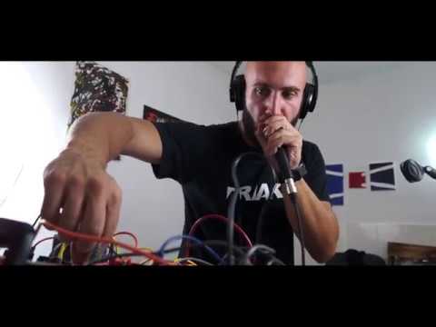 Triakis Sessions: Klutommestra - Electronic music live and improvised
