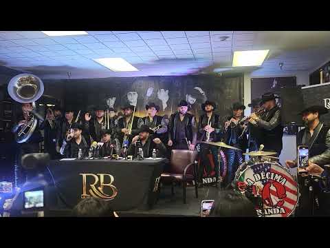 La Decima Banda Tocando en vivo.