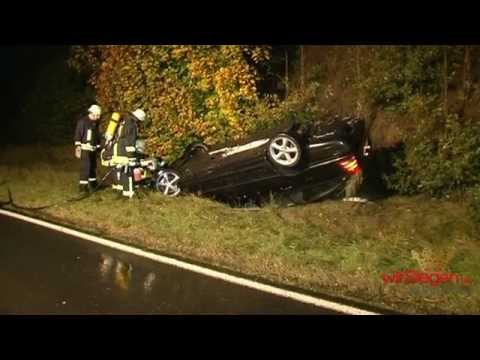 PKW streift Taxi: Zwei Personen nach Unfall verletzt