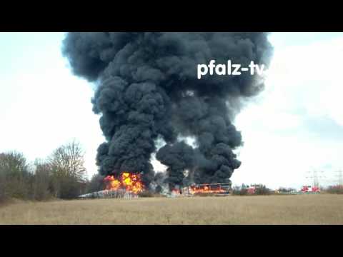 Inferno auf der Autobahn A 61 , ein Tanklastwagen explodiert, dabei verbrennen zwei weitere LKW