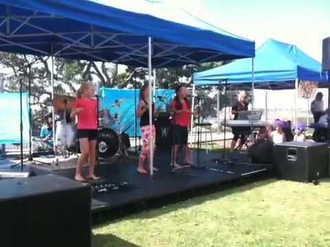 Alba, Ngaire and Gabrielle at school fair