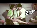 एका डॉक्टर ने केला खोल पाण्यात शिरण्य�