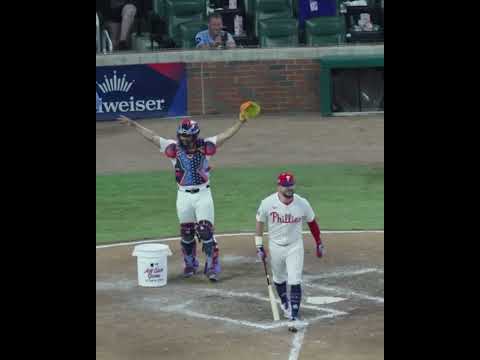 Kyle Schwarber bends the knee! 😮‍💨