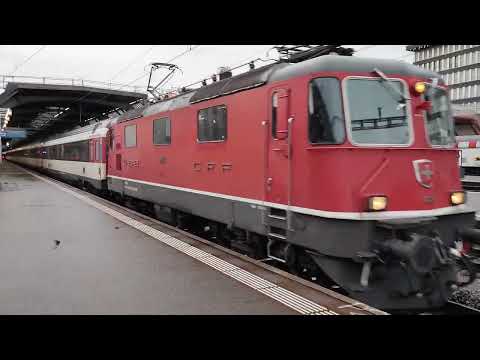 SBB Zürich HB, Ausfahrt Re 4/4 II / Re 420 mit IC 4 nach Singen mit Pfiff, 07.37 Uhr, 03 08 2022