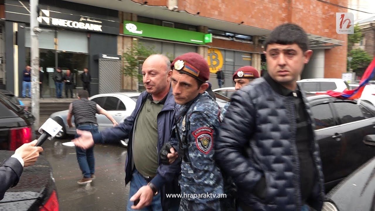 Ոստիկանները Տերյան փողոցից բերման ենթարկեցին ավտոերթի մասնակիցներին