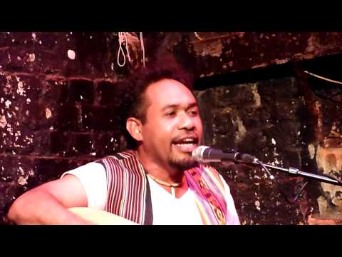 Ego Lemos - "Tebe Hamutuk"  live at the 12 Bar Club London