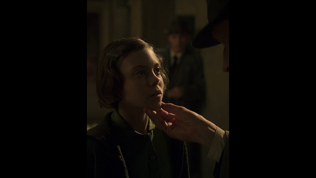 Miniature de la vidéo A boy. A secret. A city still bleeding. du film Orphelin