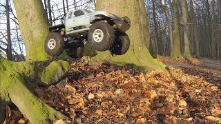 preview picture of video 'RC Axial SCX10 Honcho RTR and the TREE ROOTS'