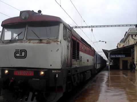 Bardotka 749 107-9 odjíždí na R1253 z Českých Budějovic.