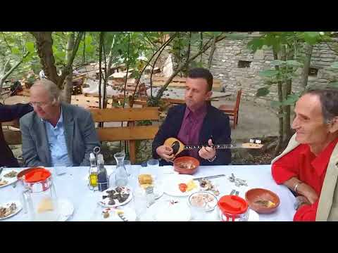 Bardhok Deda në Katund të vjetër pas një xhirimi Videoklipi