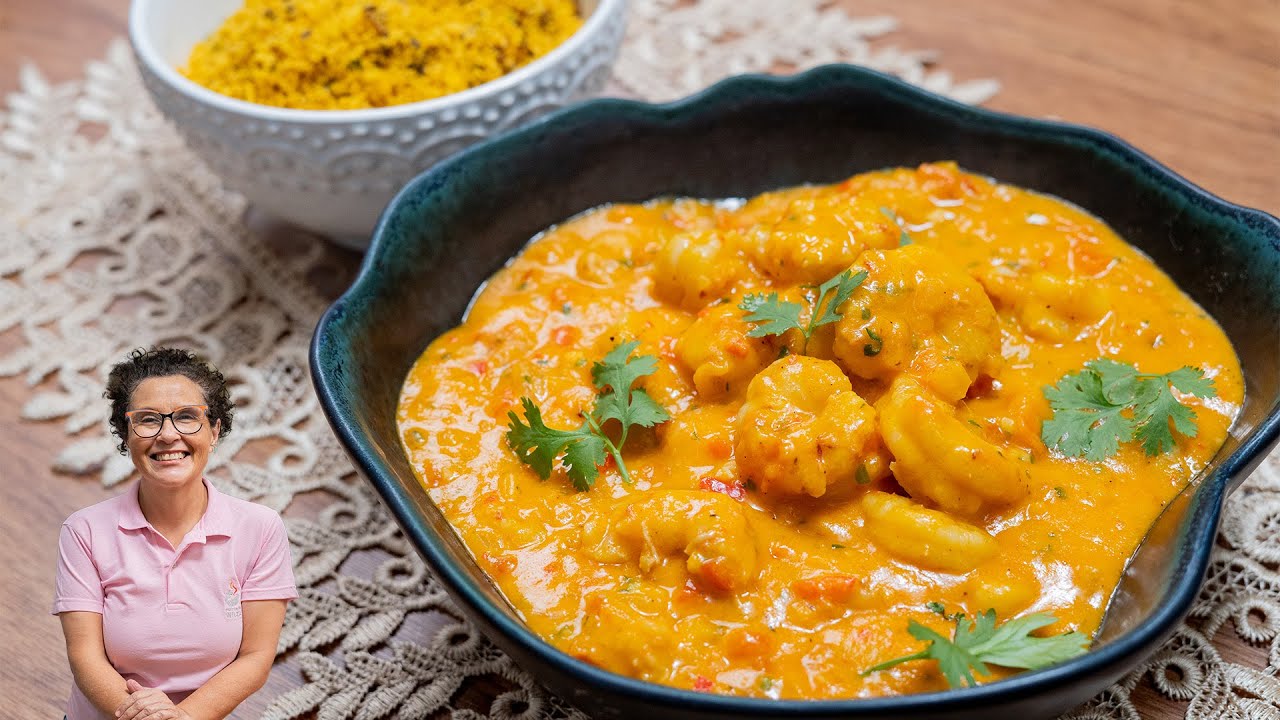 MOQUECA DE CAMARÃO COM FAROFA DE DENDÊ