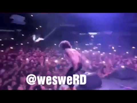 JonZ se tira de cabeza al público😮| Así reciben a Lary Over