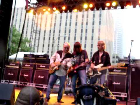 Ronnie Montrose and Pat Travers - "Bad Motor Scooter"