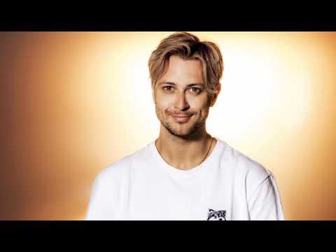 Vlad Reiser smyg titt på låten nakna i regnet