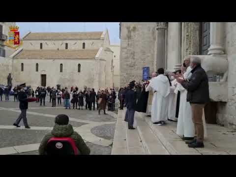 La Polizia restituisce gli oggetti sacri rubati alla statua di san Nicola