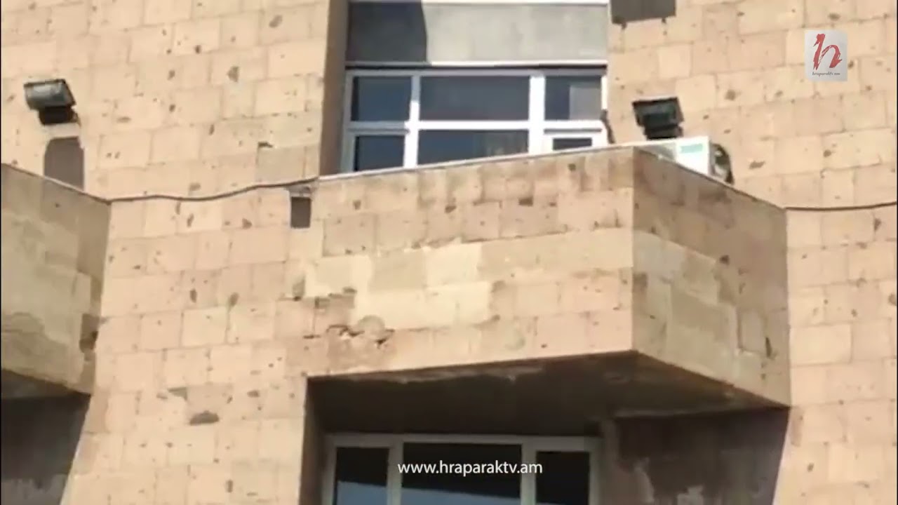 Նախարարության աշխատակիցները Արցախի դրոշով ողջունում են ցուցարարներին