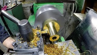 Гайка трапеция из желтых пород металлов