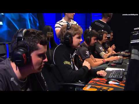 FNC Cyanide doing some hand exercises before a match..