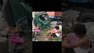 Download lagu KECELAKAAN TRAGIS TRUCK CONTAINER, KEPALANYA LEPAS #truk #truck #kecelakaantruck #shorts #yearofyou mp3