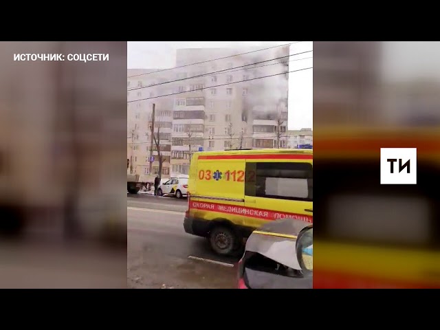 Казанда янгын сүндерүчеләрнең ут капкан фатирдан ир-атны коткаруын видеога төшергәннәр