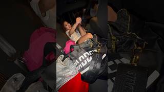 Me trocando no carro