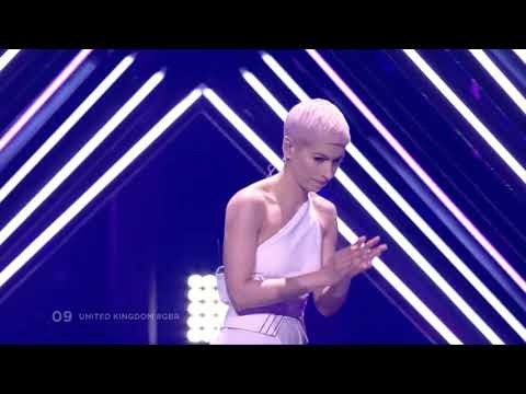 SuRie clapping 116 times after stage invasion (UK - Eurovision 2018)