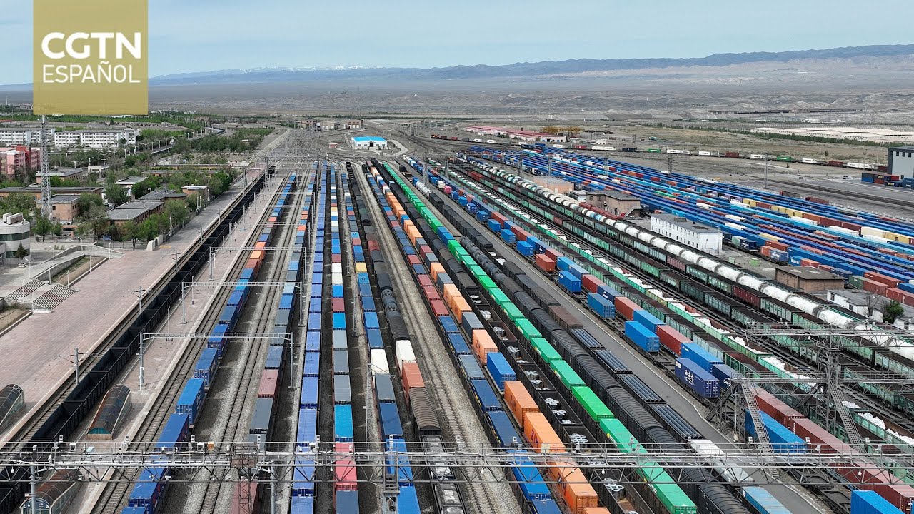 El Paso de Alataw es el principal nodo de trenes China-Europa con récord de 6.408 convoyes en 2025