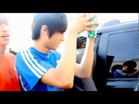 120527 출발 드림팀2 퇴근길! 차마 못 건내준 팬분의 선물은 메니저 오빠가