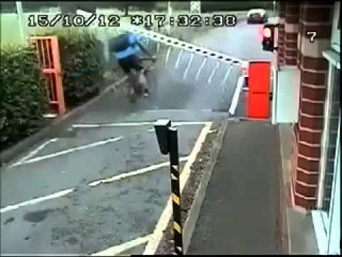 Mit dem Fahrrad gegen die Schranke