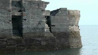 preview picture of video 'PLACE puerto en ruinas de LLUMERES en el Cabo Peñas'