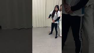 護身術のレッスン　うしろから体を抑えられた時の対処法　Self-Defense Lesson: How to Escape When Being Restrained from Behind