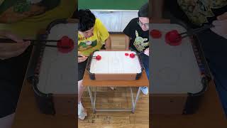 お箸でホッケーゲーム🥢