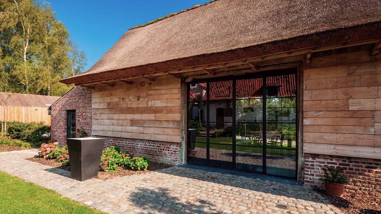 VAKANTIEHOEVE MET ALUMINIUM 'STEEL-LOOK'-RAMEN