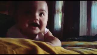 Download lagu Bayi Laki-laki Lucu Tertawa Menggemaskan mp3