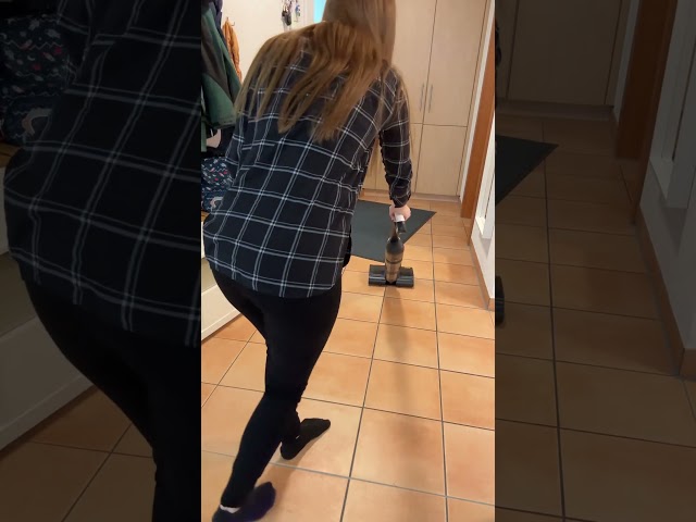 Video Teaser für Review - Trisa - Hartbodenreiniger "Wet Clean Comf. T1870 - Stephanie