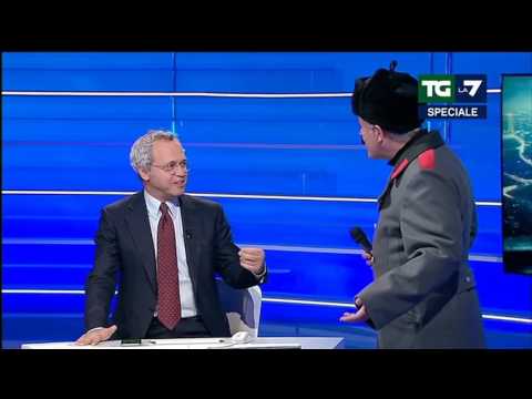 Invasione di Enrico Lucci 'guardia rossa' da Enrico Mentana: 'Dategli pure il microfono...'