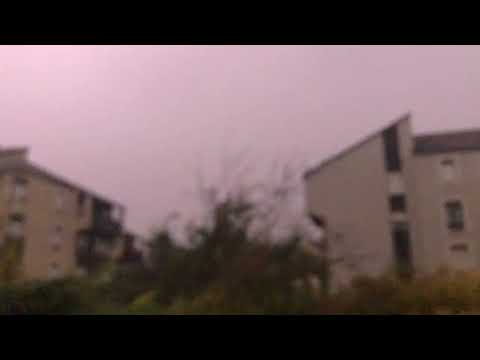 Impact de foudre très proche ⚡️⚠️ orages violents à Clermont Ferrand Auvergne le jeudi 17 août 2022