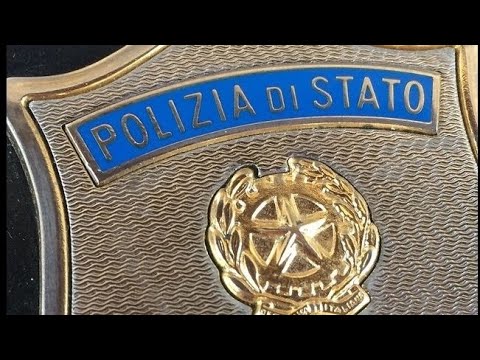 Agente di Polizia Gianni e il Commissario Esposito (dal film: Un pugno di amici)