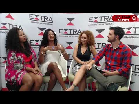 As porta-bandeiras Selminha Sorriso, Lucinha Nobre e Squel Jorgea conversam com Leonardo Bruno