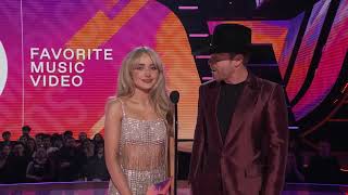 Sabrina Carpenter and Dustin Lynch Presents Favorite Music Video Presenter | AMAs 2022