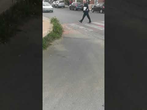 Uomo pelato tenta di entrare a scuola