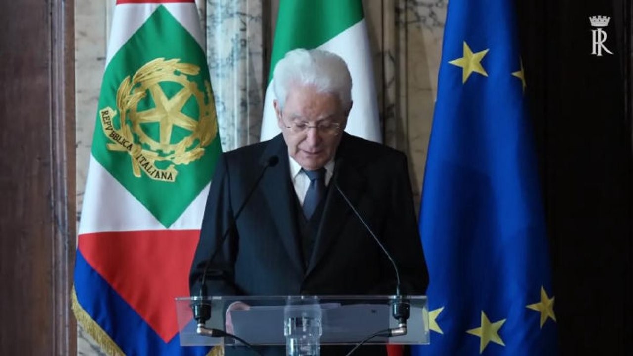 Mattarella consegna Stelle Lavoro: Evitare che in futuro questa cerimonia premi umanoide più solerte